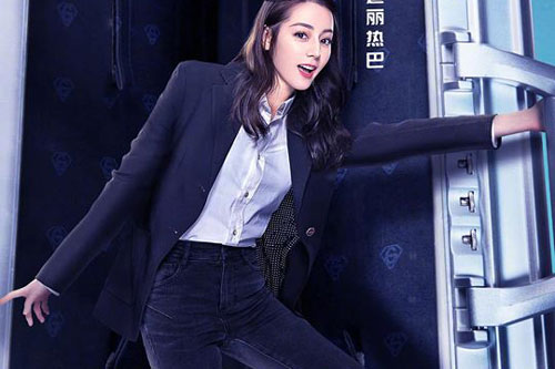 "Thử thách cực hạn" Địch Lệ Nhiệt Ba khoe dáng đẹp mặt xinh giọng nói lại còn ngọt ngào