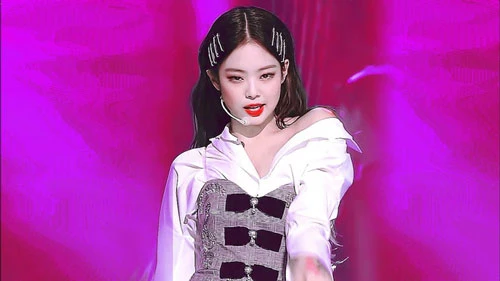 Jennie: Black Pink đang là nhóm nhạc nữ hàng đầu Kpop với hàng loạt thành tích đáng nể ở cả Hàn Quốc lẫn thế giới. Không chỉ lập hàng loạt kỷ lục về lượt xem trên YouTube, Black Pink còn tạo được chỗ đứng tại Mỹ, thị trường âm nhạc lớn nhất thế giới. Thành viên nổi bật nhất trong đội hình Black Pink chính là Jennie, nữ rapper tài năng sinh năm 1996.