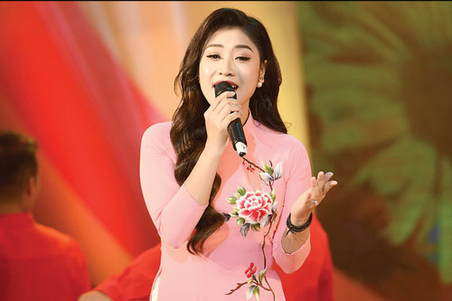 Ca sĩ Bích Hồng thấy mình đẹp nhất khi mặc áo dài