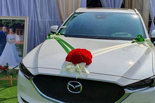 Cô gái được bố trao của hồi môn "khủng" và đặt ngay trước rạp cưới nhưng dân mạng chỉ nhắc đến người này