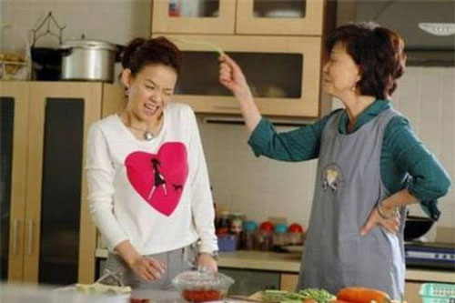 Thấy mẹ bắt vợ rửa mấy chục mâm bát, chồng chẳng nói chẳng rằng đi ra rồi tung chiêu khiến cả họ hốt hoảng