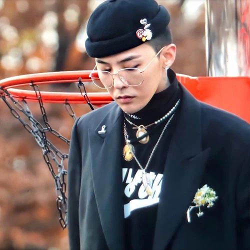 Hơn 10 năm hoạt động nghệ thuật, G-Dragon đã làm nên điều kỳ tích ở thị trường âm nhạc Kpop, tạo ra một đế chế mới cho nhóm nhạc Big Bang và cho chính bản thân trên đấu trường quốc tế. Hơn 10 năm hoạt động nghệ thuật, G-Dragon đã làm nên điều kỳ tích ở thị trường âm nhạc Kpop, tạo ra một đế chế mới cho nhóm nhạc Big Bang và cho chính bản thân trên đấu trường quốc tế.