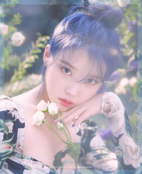 IU: “Em gái quốc dân” nằm trong top 3 với 997.811 phiếu bình chọn. Không chỉ sở hữu lượng fan đông đảo nhất nhì nhất Kpop, IU được các tiền bối gạo cội trong ngành dành lời khen ngợi cả về tài năng lẫn nhân cách, các nghệ sĩ đàn em cũng luôn dành cho IU một sự yêu mến.