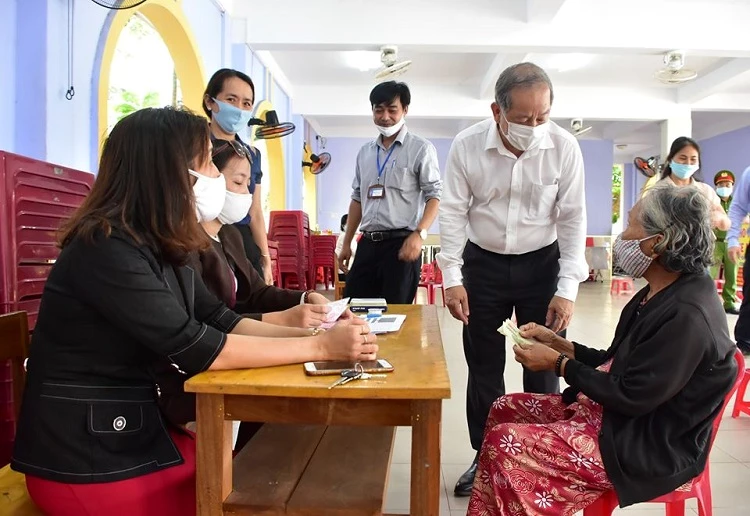 Chủ tịch UBND tỉnh Thừa Thiên Huế Phan Ngọc Thọ thăm hỏi, động viên người dân và kiểm tra công tác chi trả tiền hỗ trợ cho người dân gặp khó khăn do Covid-19
