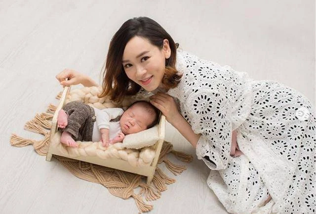 Dương Tư Kỳ và con trai chào đời hồi tháng 2 năm nay. 