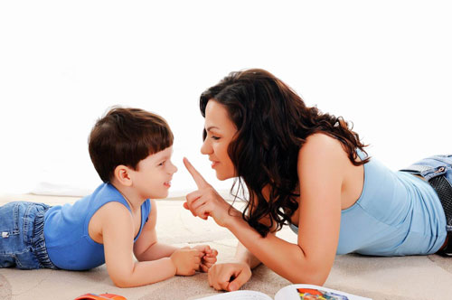 6 điều bố mẹ tuyệt đối không nên làm khi trẻ ăn vạ