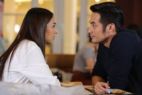 Vợ gọi về nhờ lấy hộ tập tài liệu, tôi ngã quỵ khi nhìn tờ giấy rơi ra