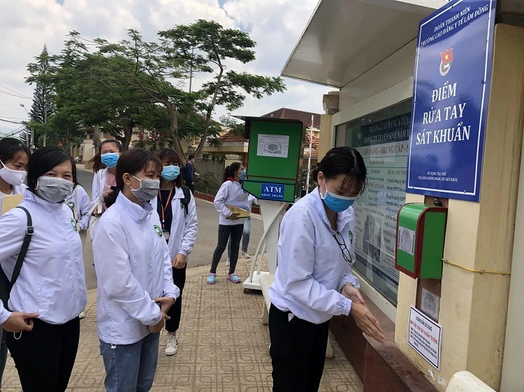 "ATM khẩu trang" đặt ngay trước cổng Trường Cao đẳng Y tế Lâm Đồng, bên cạnh còn có điểm rửa tay sát khuẩn để phục vụ sinh viên và người dân "ATM khẩu trang" đặt ngay trước cổng Trường Cao đẳng Y tế Lâm Đồng, bên cạnh còn có điểm rửa tay sát khuẩn để phục vụ sinh viên và người dân