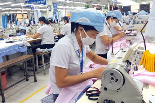 Giữ chân người lao động trong đại dịch COVID-19: Nhiệm vụ xã hội cấp bách của doanh nghiệp