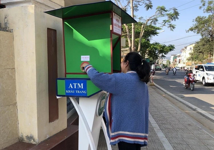 Người dân phấn khởi nhận khẩu trang miễn phí từ "ATM khẩu trang"