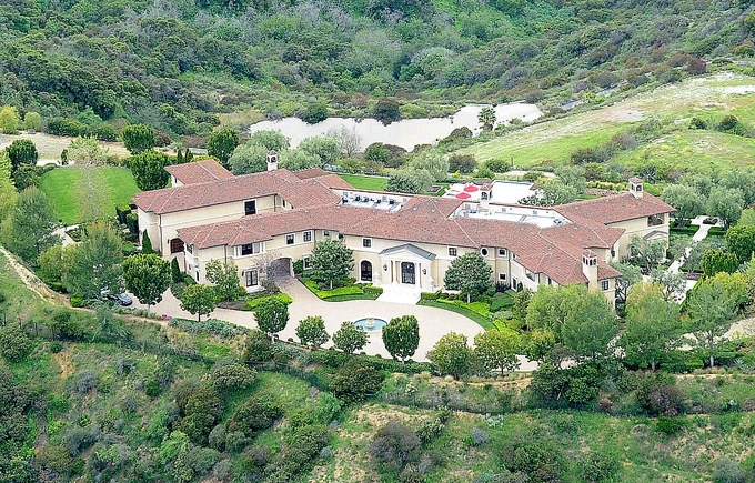 Biệt thự ở Beverly Ridge Estates, Los Angles, nhìn từ bể bơi ở sân sau của diễn viên Tyler Perry. Ảnh: DM.