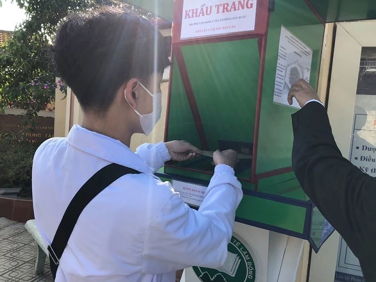 Nhiều sinh viên của Nhà trường cũng vui vẻ nhận khẩu trang miễn phí từ ATM khẩu trang để sử dụng