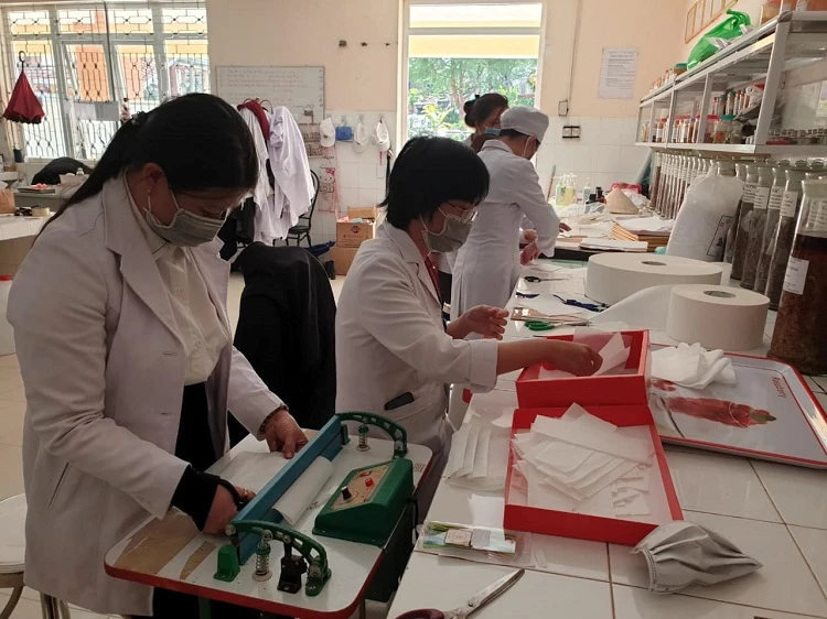 Cán bộ, giáo viên Trường Cao đẳng y tế Lâm Đồng tự làm khẩu trang để tặng miễn phí Cán bộ, giáo viên Trường Cao đẳng y tế Lâm Đồng tự làm khẩu trang để tặng miễn phí