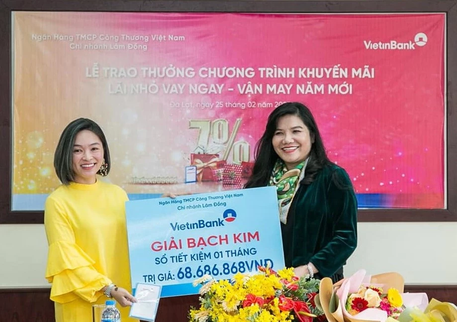 Bà Phạm Thị Vạn Thanh, Giám đốc Vietinbank chi nhánh Lâm Đồng (bên phải) trao thưởng chương trình khuyến mãi cho khách hàng 