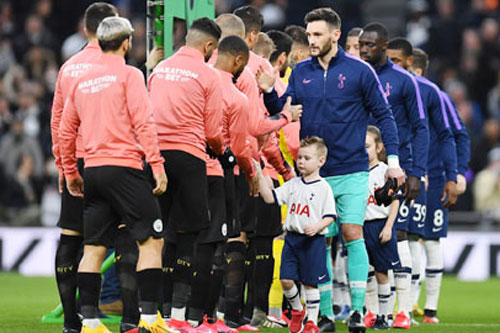 Những quy định lạ thường ngăn Covid-19 của Premier League