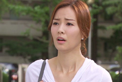 Bắt gặp chồng dúi xấp tiền dày cộm vào tay cô hàng xóm trẻ