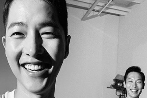 Song Joong Ki xuất hiện với diện mạo mới toanh bên cạnh nhân vật đặc biệt giữa tin đồn Song Hye Kyo tái hợp Hyun Bin