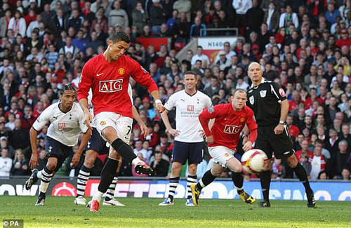 Trọng tài Howard Webb thừa nhận mong C.Ronaldo đá hỏng phạt đền