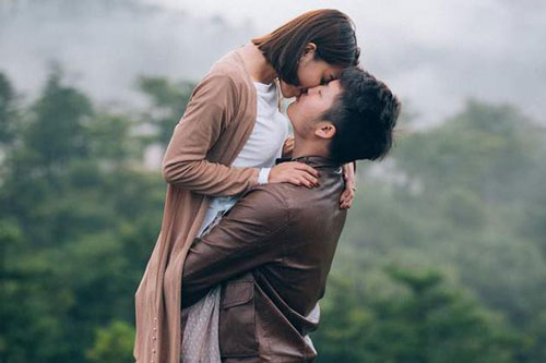 Sao phụ nữ luôn miệng hỏi ''Anh có yêu em không“?