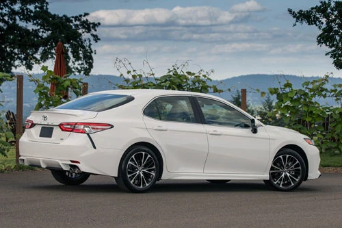 5. Toyota Camry (doanh số: 11.120 chiếc).