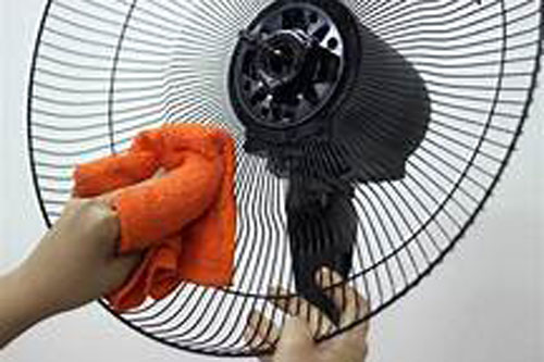 Quạt điện bám đầy bụi sạch bong chỉ trong 3 phút nhờ đúng 1 chiêu đơn giản