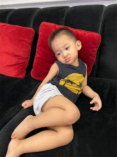 Con trai Lương Thế Thành - Thúy Diễm được nhiều khán giả yêu thích bởi biểu cảm đáng yêu trong những bức ảnh do bố mẹ chia sẻ trên mạng xã hội.