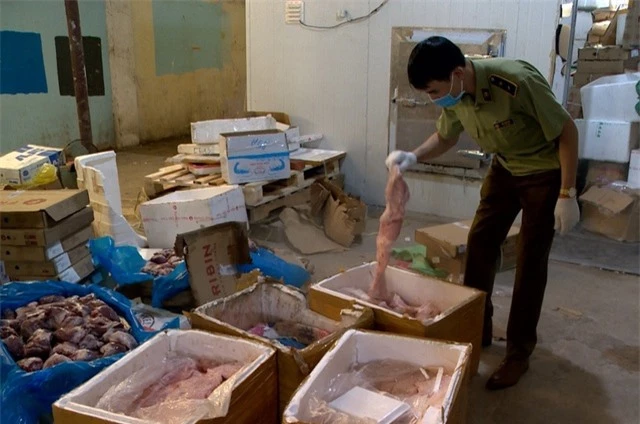 Khám phá thủ đoạn “ẩn giấu” 6 tấn thực phẩm bẩn trong kho lạnh ở Hà Nội - 1