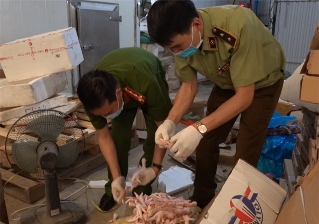 Hà Nội: Khám phá thủ đoạn “ẩn giấu” 6 tấn thực phẩm bẩn trong kho lạnh ở Hà Nội