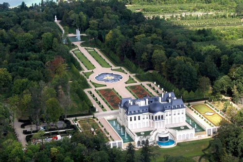 Vào năm 2015, người thừa kế của vương quốc Ả Rập Xê-út Mohammed bin Salman đã chi ra gần 300 triệu USD để mua tòa nhà lâu đài ở Louveciennes, gần Versailles (Pháp). Lâu đài được xây dựng theo phong cách cổ của kiến trúc Pháp thế kỷ XVII.