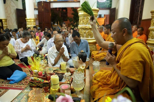 Lễ Sene Dolta, còn được gọi là lễ ''Xá tội vong nhân'' là ngày lễ của người Khmer tổ chức để cúng ông bà tổ tiên, diễn ra trong ba ngày từ 29/8 đến 1/9 âm lịch hằng năm. Trong ảnh: Nghi lễ cầu an tại chùa Khmer Pitu Khôsa Răngsây (phường An Cư, quận Ninh Kiều, thành phố Cần Thơ). (Ảnh: Duy Khương/TTXVN)