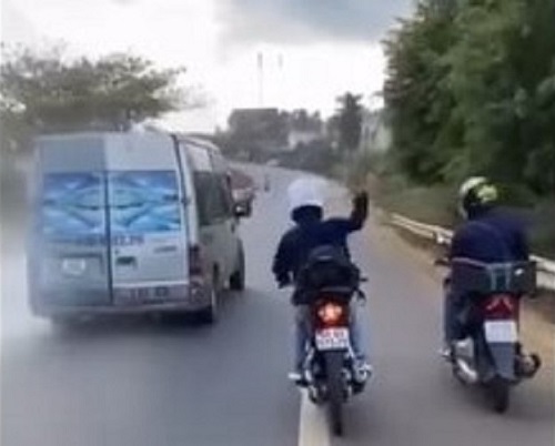 Công an xác minh clip nhóm phượt thủ rượt đuổi, ném đá xe khách 