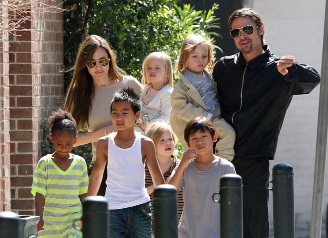 Gia đình của Brad Pitt và Angelina Jolie khi còn hạnh phúc.
