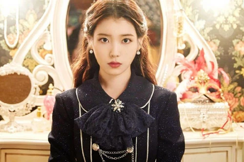 IU.