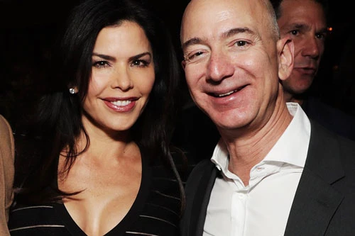 Lauren Sanchez là người khiến vị tỷ phú Jeff Bezos kết thúc cuộc hôn nhân 25 năm của mình. Người phụ nữ 51 tuổi này từng là người dẫn chương trình nổi tiếng của kênh thể thao Fox Sports. Ngoài ra, bà cũng sở hữu một công ty chuyên quay phim trên không và có khối tài sản 30 triệu USD . Ảnh: Getty.