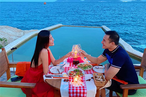 Vợ chồng Thúy Diễm lãng mạn từ sáng đến tối