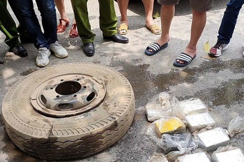 Lạng Sơn: Bắt 4 đối tượng giấu 16 bánh heroin trong lốp xe ô tô