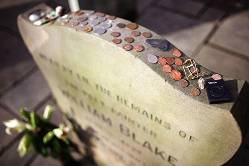 Nếu thấy những đồng xu đặt trên bia mộ, tuyệt đối đừng động vào chúng