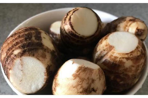 Khi làm sạch khoai môn, đừng dùng dao để cắt, thêm một bước nữa, tay bạn không bị dính và ngứa