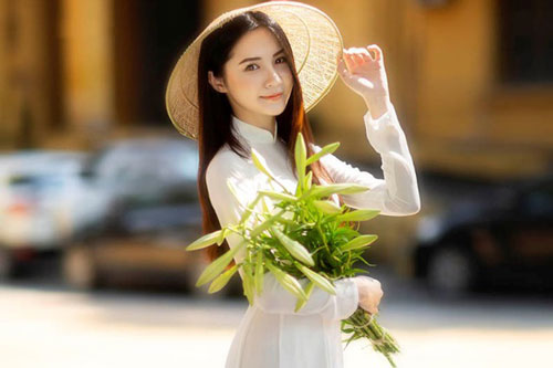 Hoa khôi ĐH Bách khoa đội nón lá khoe sắc bên hoa loa kèn