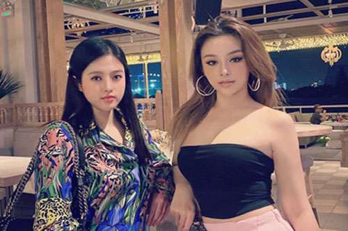 Chụp ảnh bên cạnh em gái xinh đẹp, Huyền Baby không lấn át về nhan sắc nhưng thu hút hơn vì quá 'nóng bỏng'