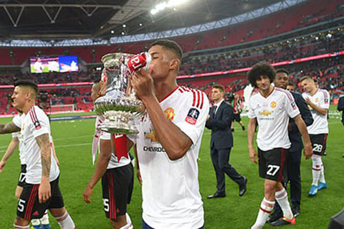 Rashford khoe phòng danh hiệu 'khủng' ở tuổi 22