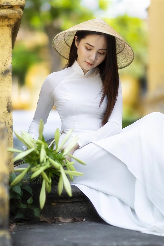 Hoa khôi ĐH Bách khoa đội nón lá khoe sắc bên hoa loa kèn - 9