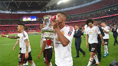 Rashford khoe phòng danh hiệu khủng ở tuổi 22