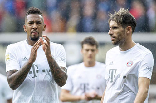 Bayern muốn bán Martinez và Boateng