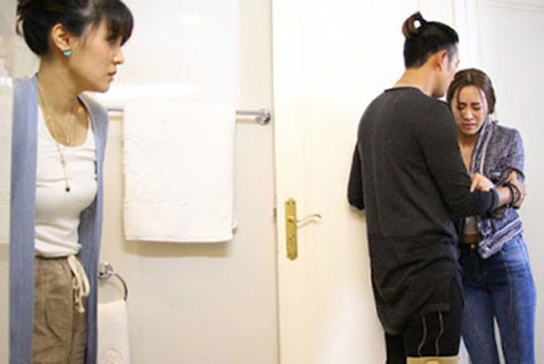 3h sáng chồng bế về một người phụ nữ, vợ 'chết đứng' tại chỗ không hiểu người trên tay anh là ai