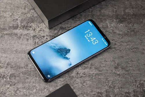 Meizu 17 được trang bị tấm nền màn hình Super AMOLED kích thước 6,6 inch, độ phân giải Full HD Plus (2.340x1.080 pixel), mật độ điểm ảnh 390 ppi. Màn hình này được chia theo tỷ lệ 19,5:9, tần số quét 90 Hz, độ sáng tối đa 700 nit, tích hợp công nghệ HDR10 Plus, chiếm 92,2% diện tích mặt trước.