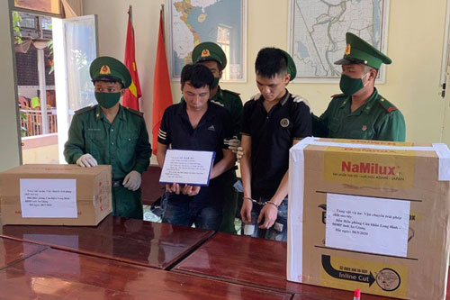 An Giang: Bắt giữ 2 đối tượng vận chuyển 40 kg nghi ma túy đá