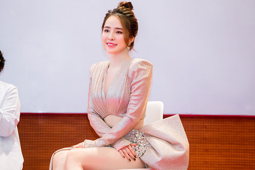 Quỳnh Nga khoe khéo cơ bụng số 11