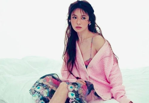 Song Hye Kyo bị 'đồng niên' cho 'hít khói' trong 'pha đụng hàng' mới nhất