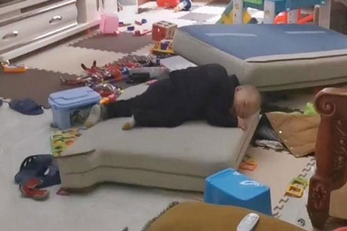 Hai con nhỏ "phá tan" căn phòng nhưng hành động của mẹ chồng mới khiến cô gái uất nghẹn